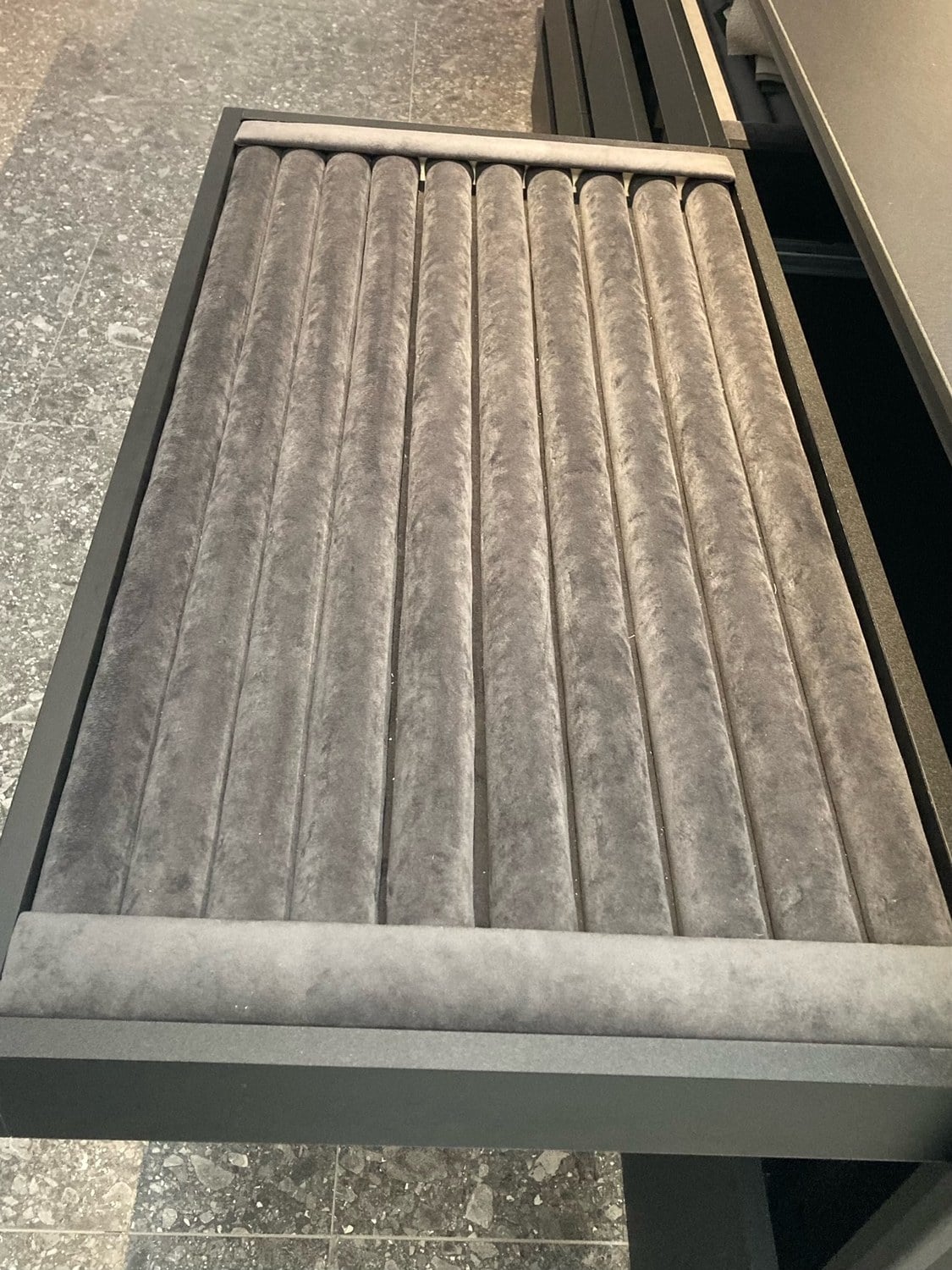 Výstelka na úchytky pro vzorkovník Atelier 2400mm