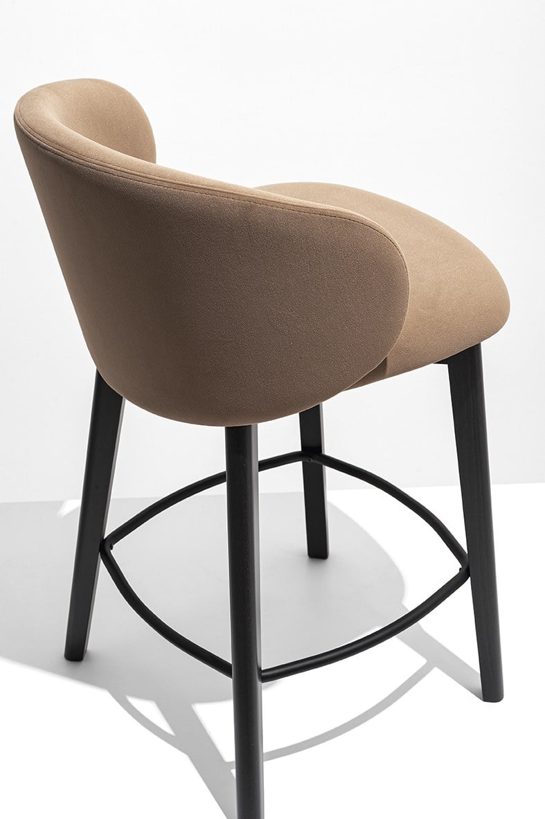 Barová židle Tuka, podnož dřevěná P132 (grafit), potah látka MAT SLK Camel Brown