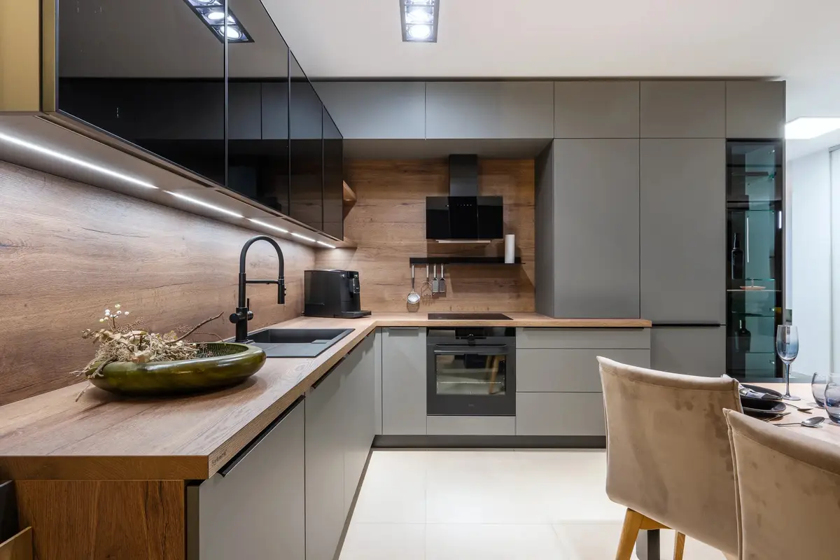 Kuchyně Onyx grey / dub straight tmavý – výprodej, studio Olomouc